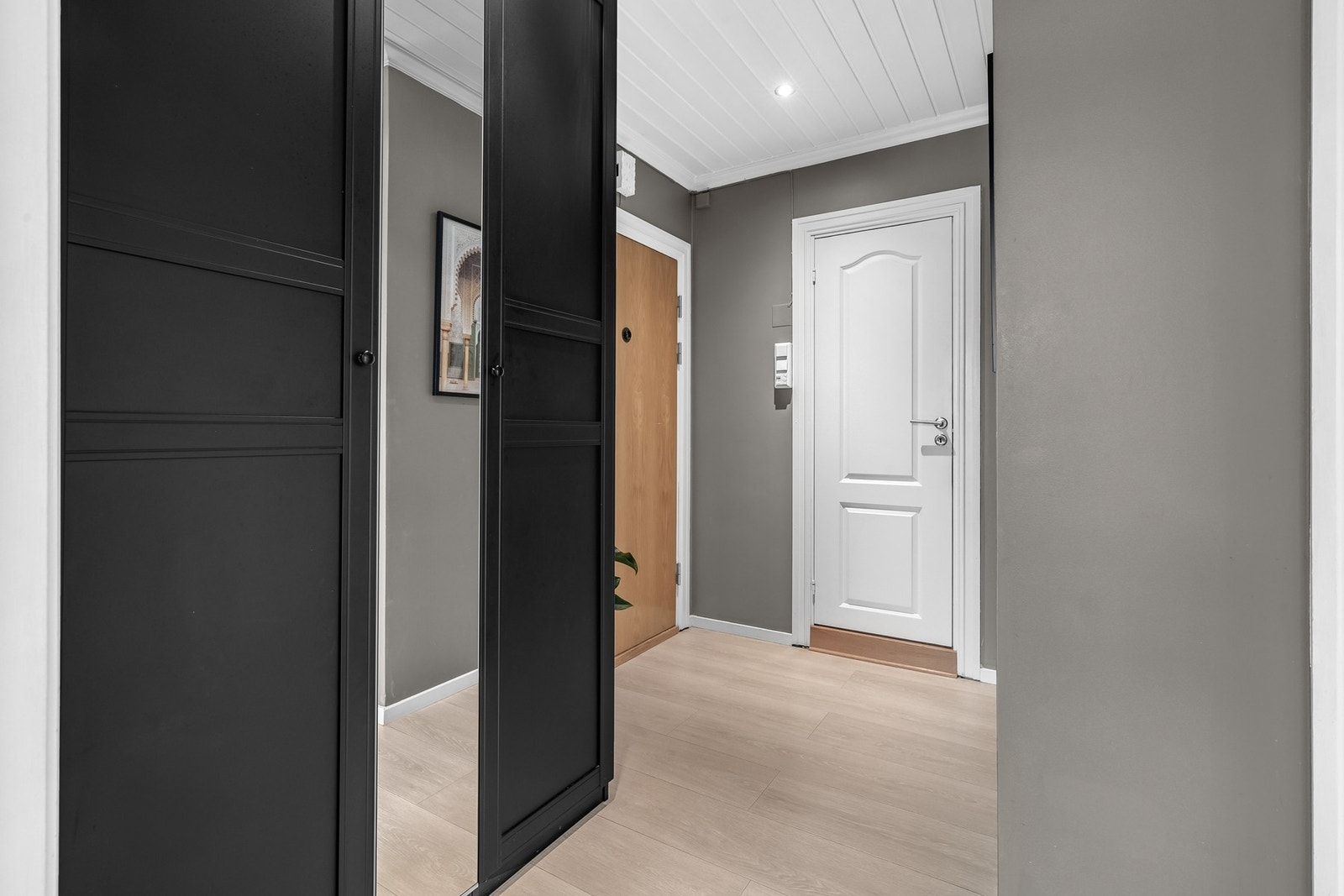 Enkel tilkomst til boligen i 2.etasje. Det er pent laminatgulv, downlights i himling og glatte veggflater Galleribilde