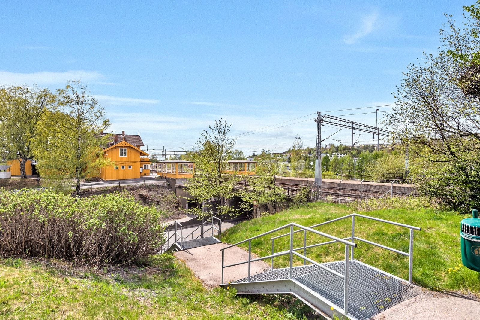 2 minutter til Grorud Togstasjon som tar deg til Oslo S på 12 min og Lillestrøm på ca. 20 min. Galleribilde