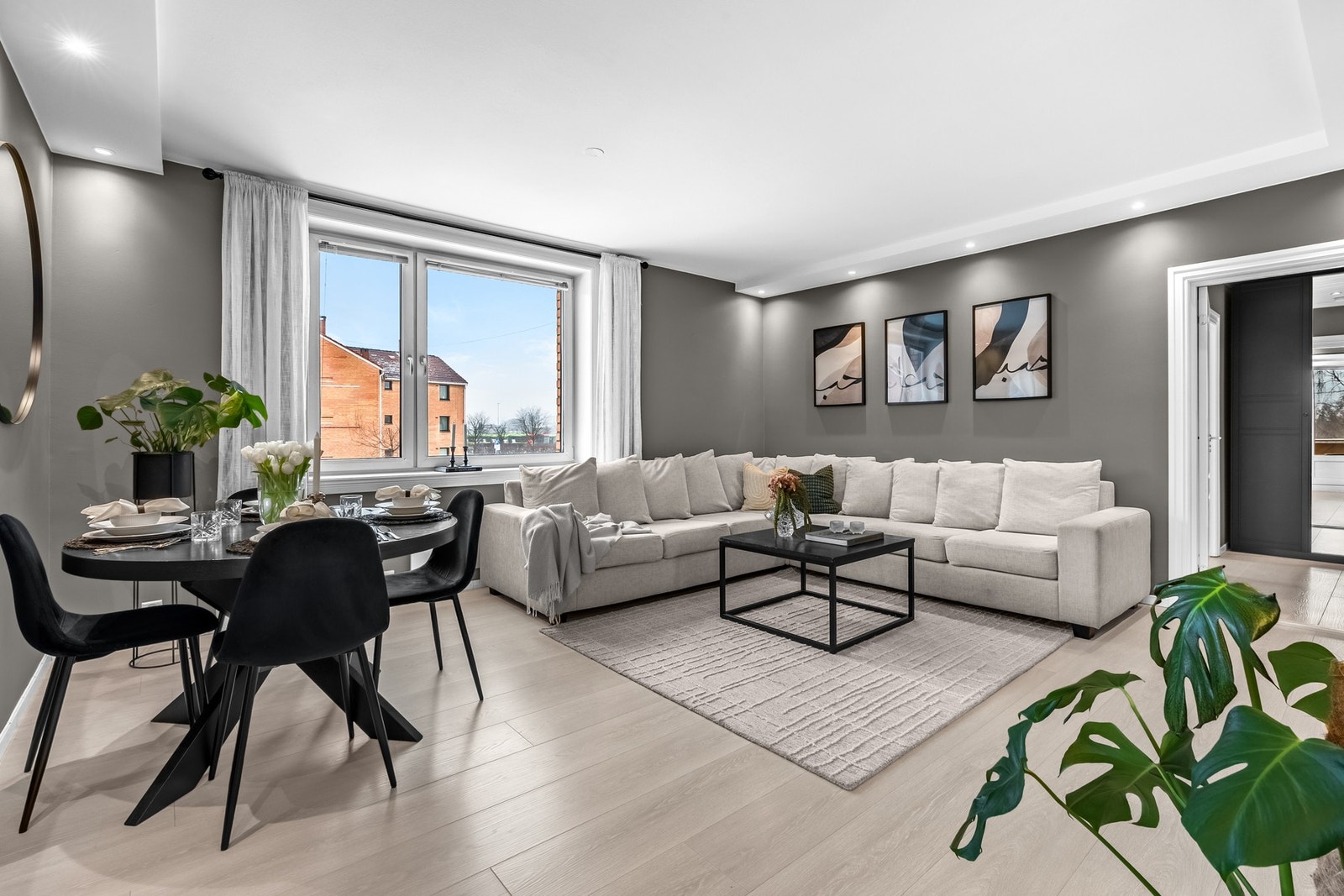 Plass til stor sofa i hjørnet av rommet Galleribilde