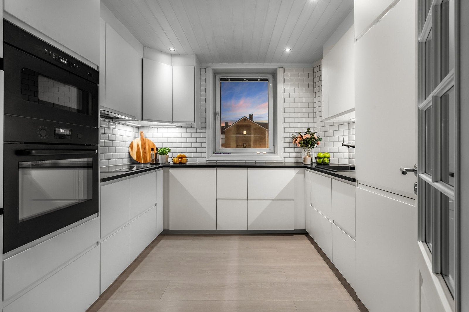 Du har bl.a. et stort adskilt kjøkken med integrerte hvitevarer og downlights i himling! Galleribilde