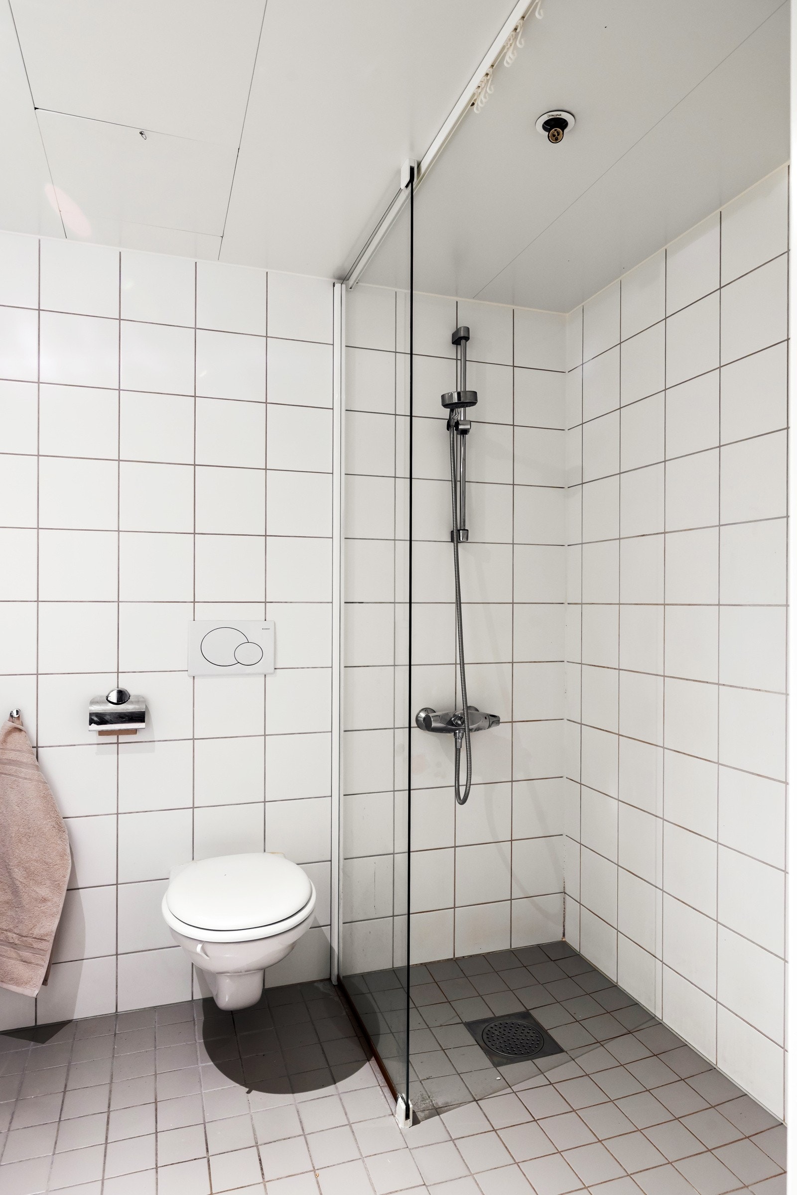 Dusjhjørne har en innfellbar glassvegg. Galleribilde