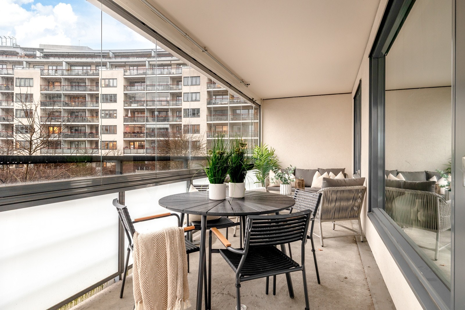 Balkongen er romslig og har gode møblleringsmuligheter. Galleribilde