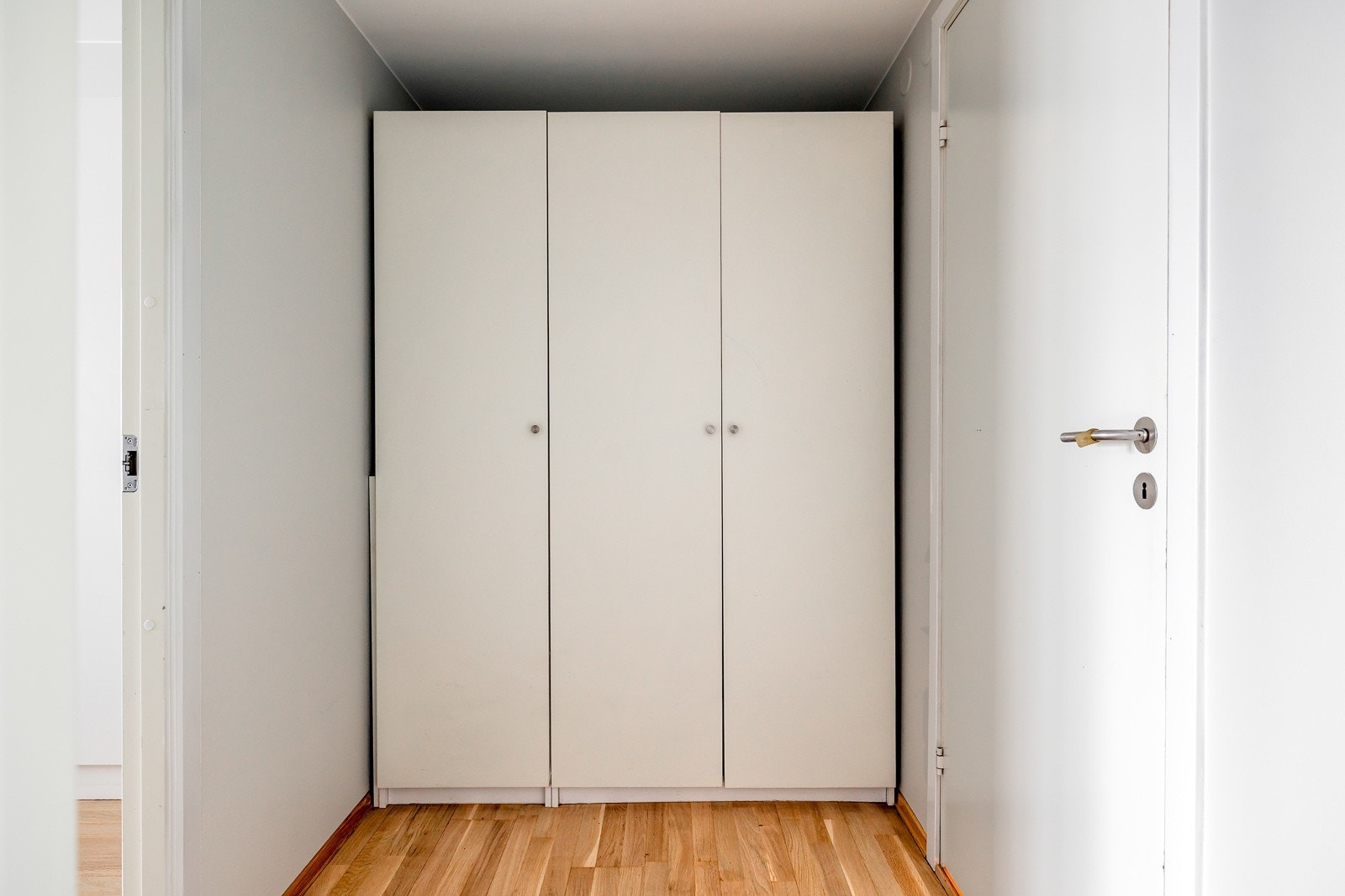 Gangen mellom bad og soverom er innredet med et stort skap, som gir gode oppbevaringsmuligheter. Galleribilde