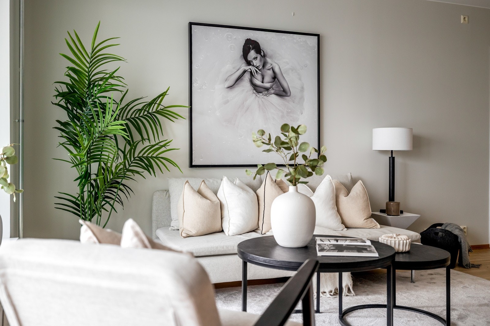 Her er det rikelig med plass til en stor sofagruppe. Galleribilde