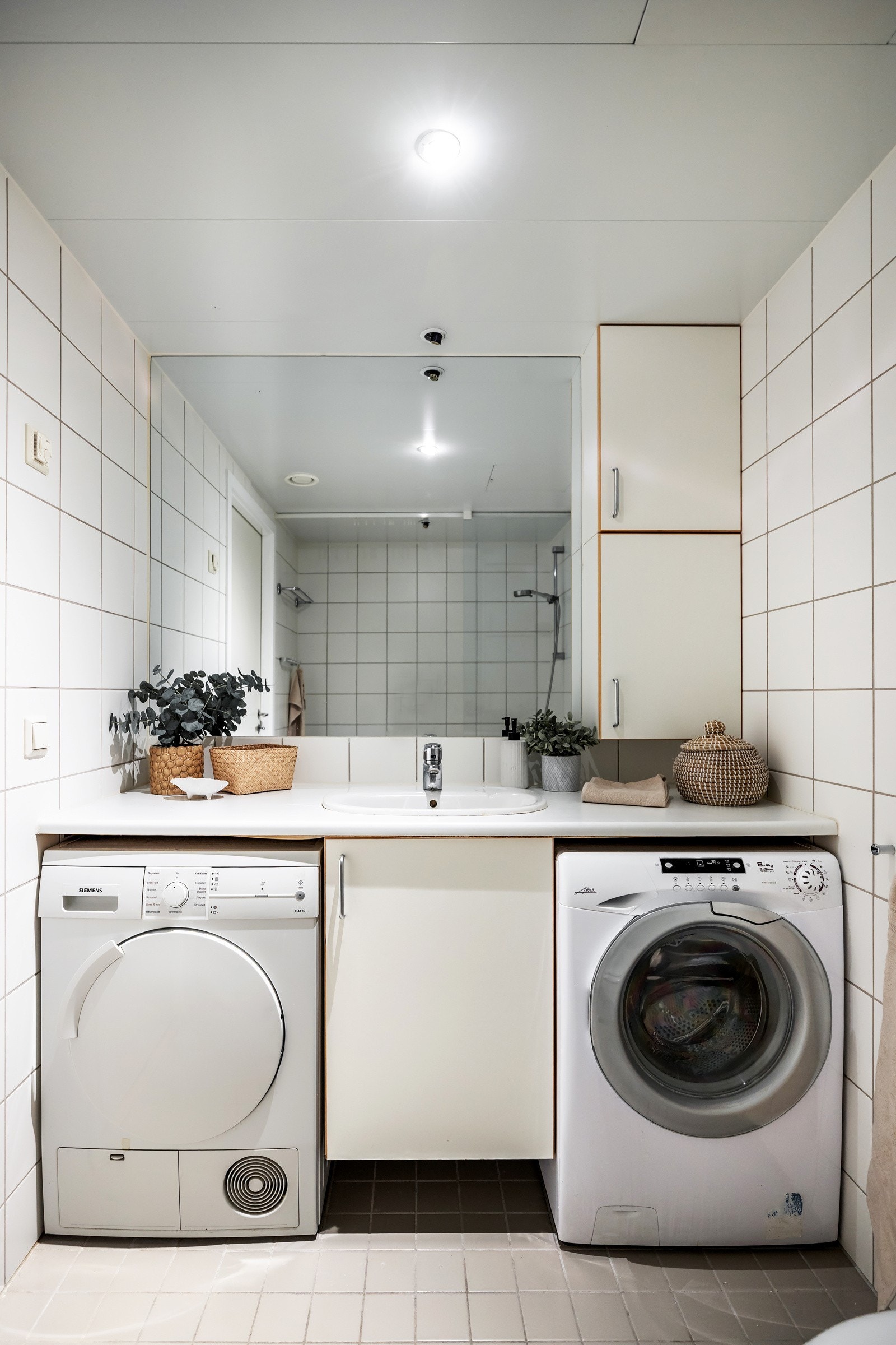 Badet er utstyrt med vegghengt toalett, dusjhjørne, enkel servant med oppbevaring i skap under. Galleribilde