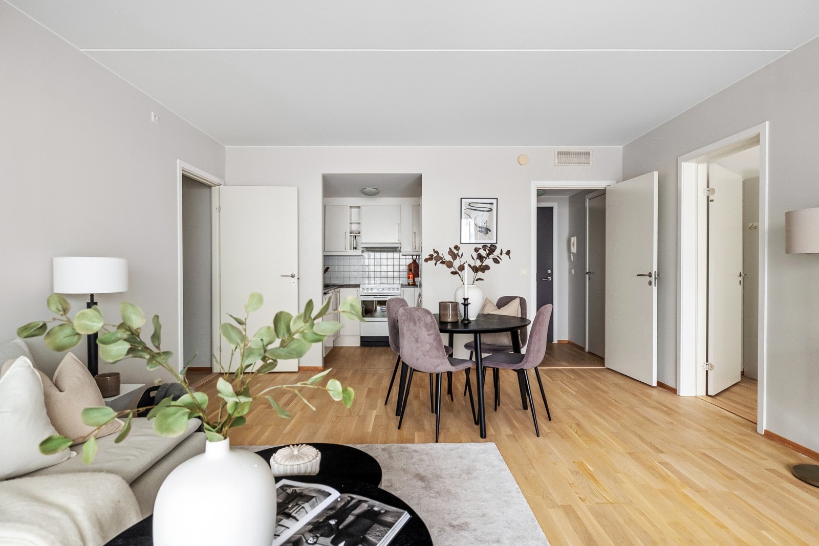 Gulvene i leiligheten er parkett som er slipt og lakket i 2025. Galleribilde