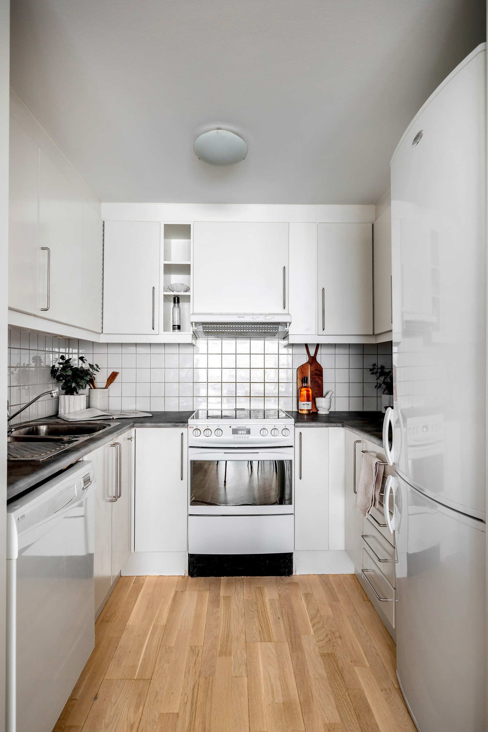 Kjøkkenet er fra 2006 har glatte hvite fronter, noe som gir et stilrent uttrykk. Galleribilde