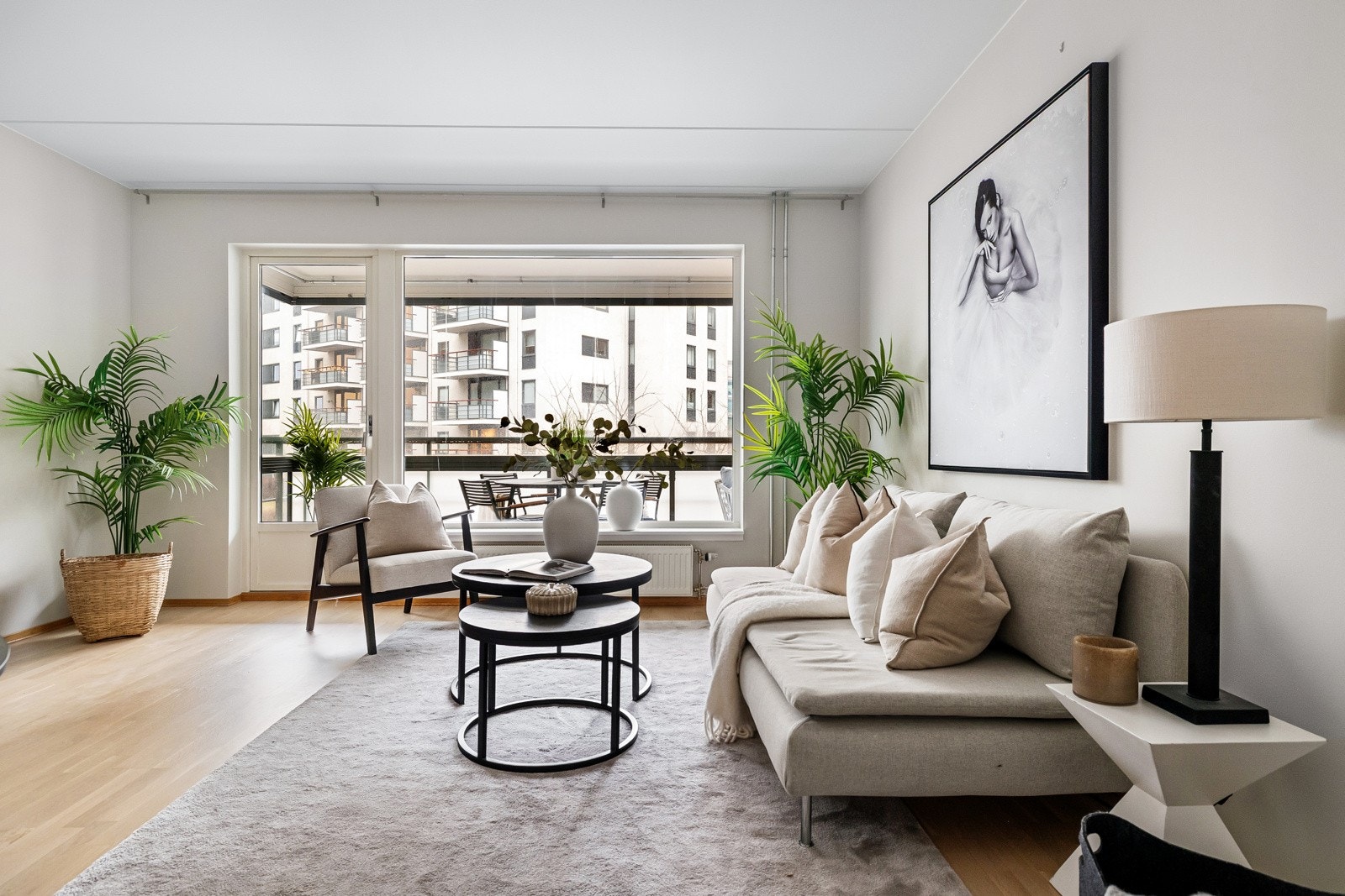 Det er store vindusflater i stuen som sørger for rikelig med naturlig lys. Galleribilde