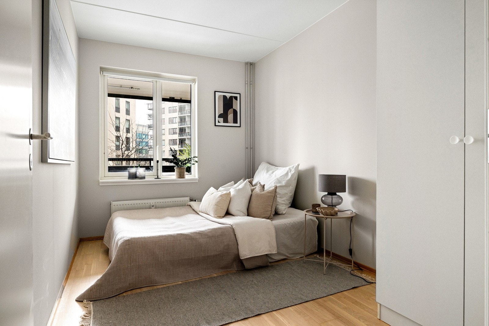 Leilighetens andre soverom har også plass til dobbeltseng med tilhørende nattbord og er videre innredet med et garderobeskap. Galleribilde