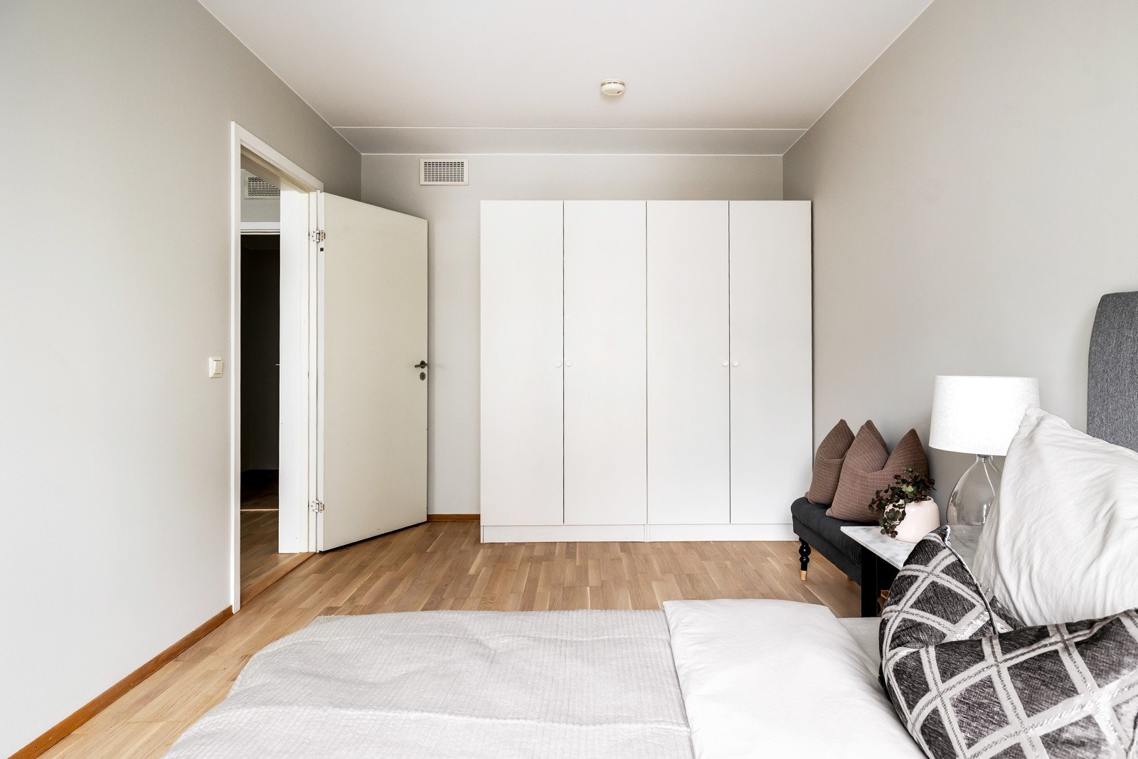 Rommet er innredet med et stort skap, som har rikelig med oppbevaringsplass til klær. Galleribilde