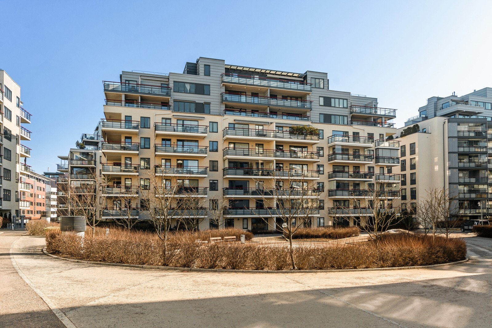 Her har vi gleden av å presentere en lys og innbydende 3 roms leilighet med sentral beliggenhet på Sjølyst. Galleribilde