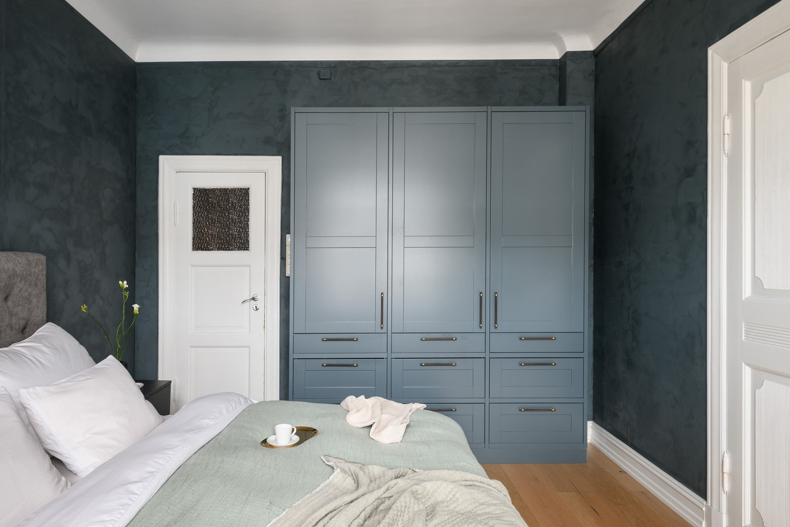 Rommet har en romslig garderobeløsning fra Sigdal med både skap og skuffer med like fargekode som veggene. Dør til venstre gir direkte inngang til badet. Galleribilde