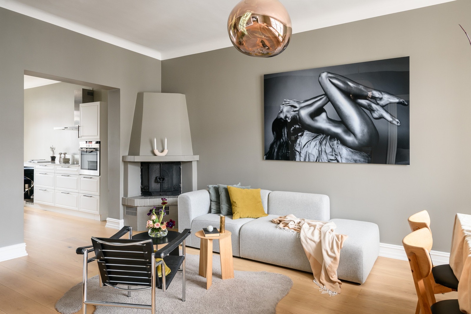 Murt peis i hjørnet av stuen er malt i veggfargen, og gir boligen både varme og hygge. Galleribilde