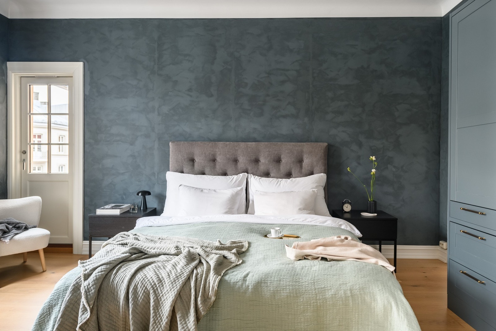 Utgang til overbyggd balkong på ca 2,8 kvm. Balkongen har tett rekkverk i mur. Galleribilde