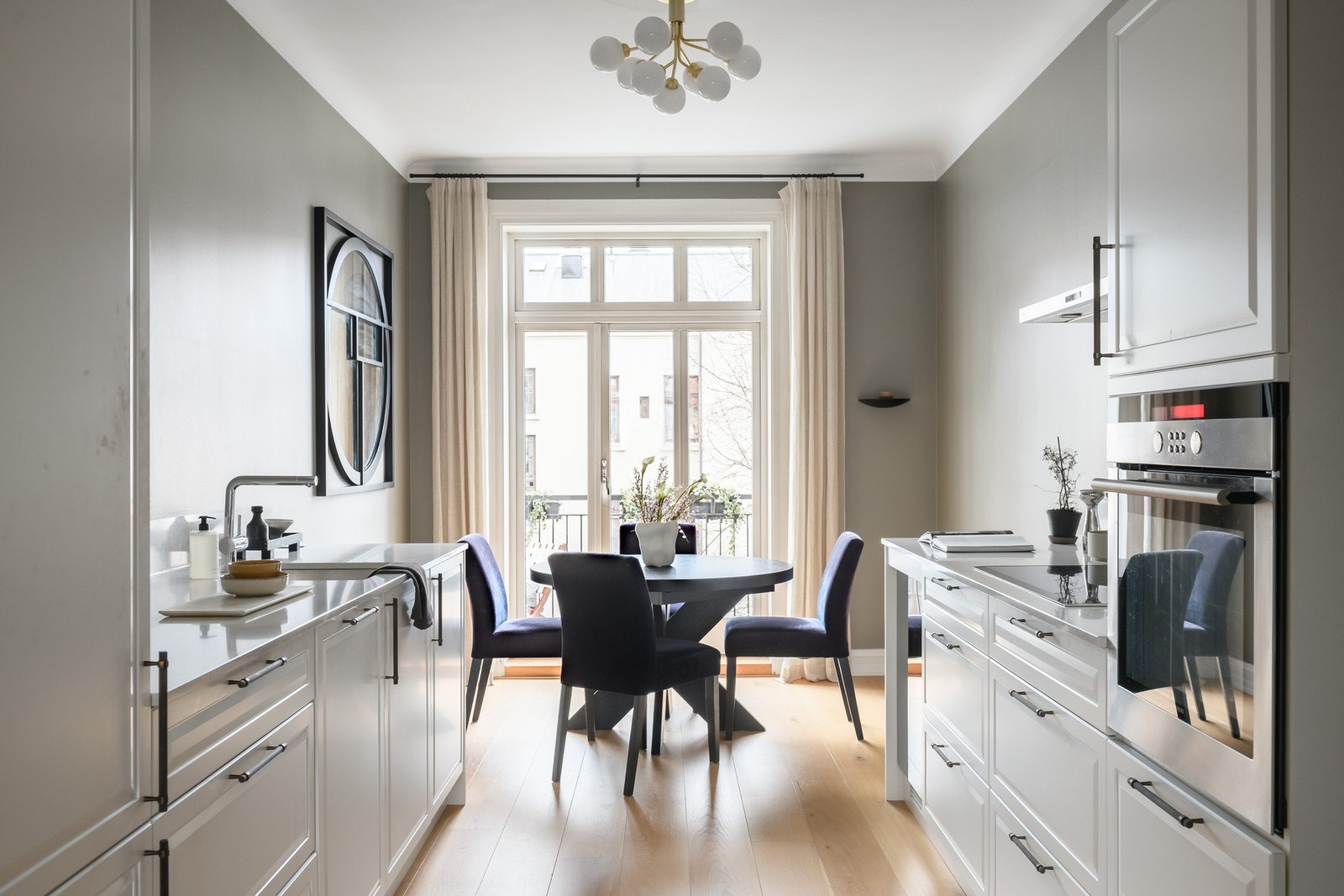 Kjøkkenet ble modernisert med nye fronter, benkeplate i 2022. Kombiskap fra Siemens fra 2025. Galleribilde