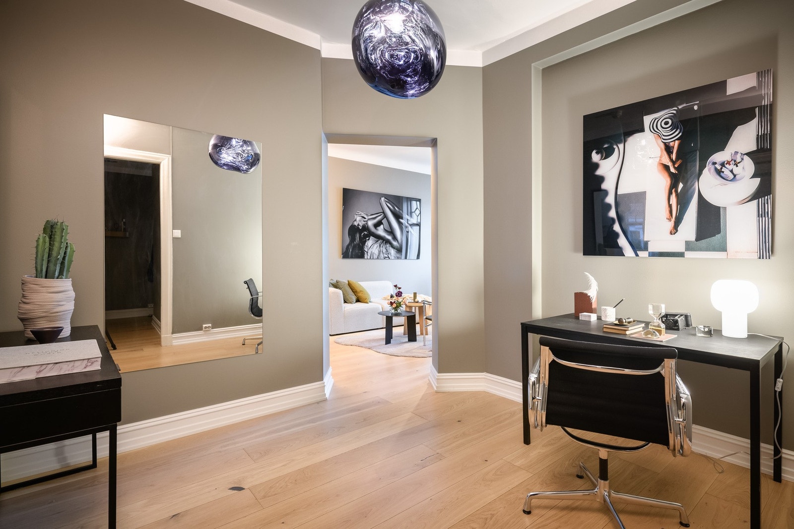 Entreen er innbydende og lun og tar deg videre til en romslig forstue, godt egnet som kontor eller lignende.
Flott enstavs eikeparkett er gjennomgående for boligens øvrige oppholdsrom. Galleribilde