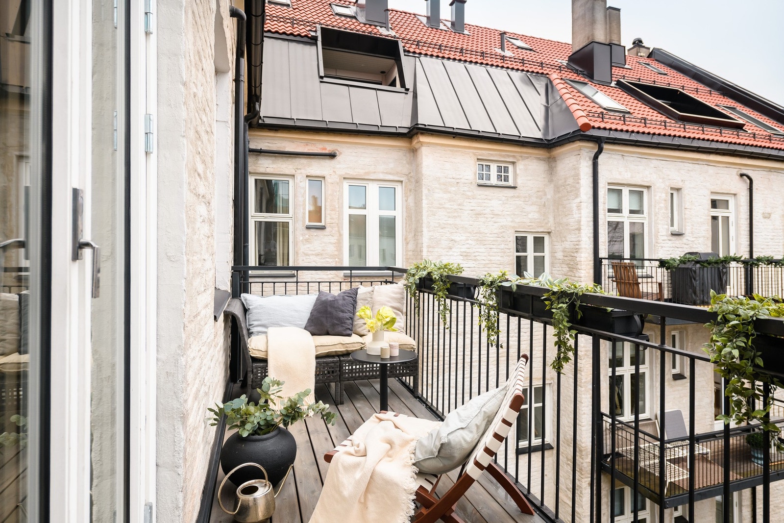 Uteplassen har dekke av terrassebord, sort spilerekkverk i metall. Galleribilde