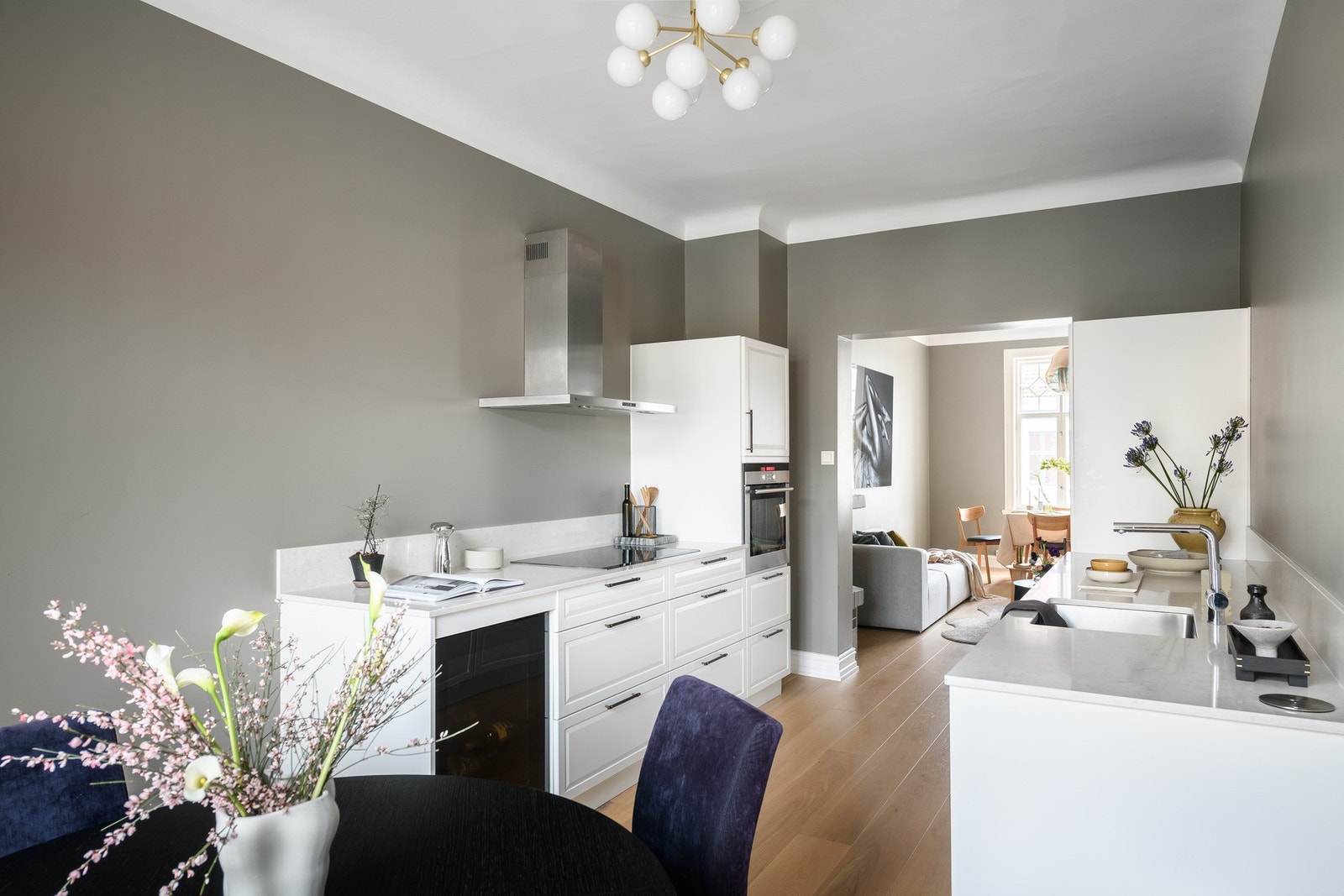 En bred åpning mellom stue og kjøkken, skaper god kontakt mellom sonene. Galleribilde