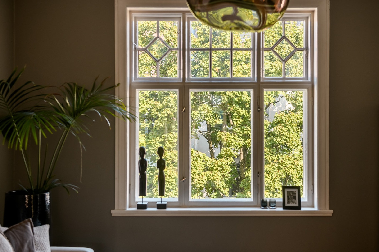 Frodig utsyn fra stuevinduet. Galleribilde