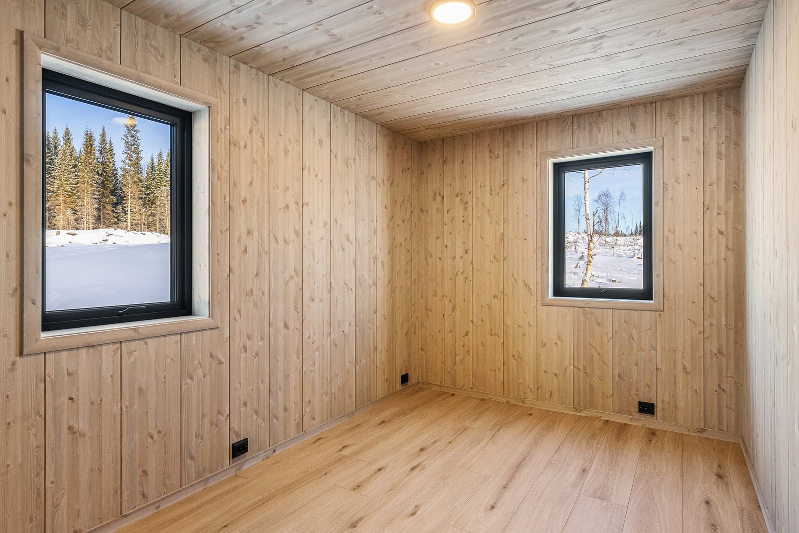 Det er 2 soverom på hovedplanet og 2 soverom i loftetasjen Galleribilde