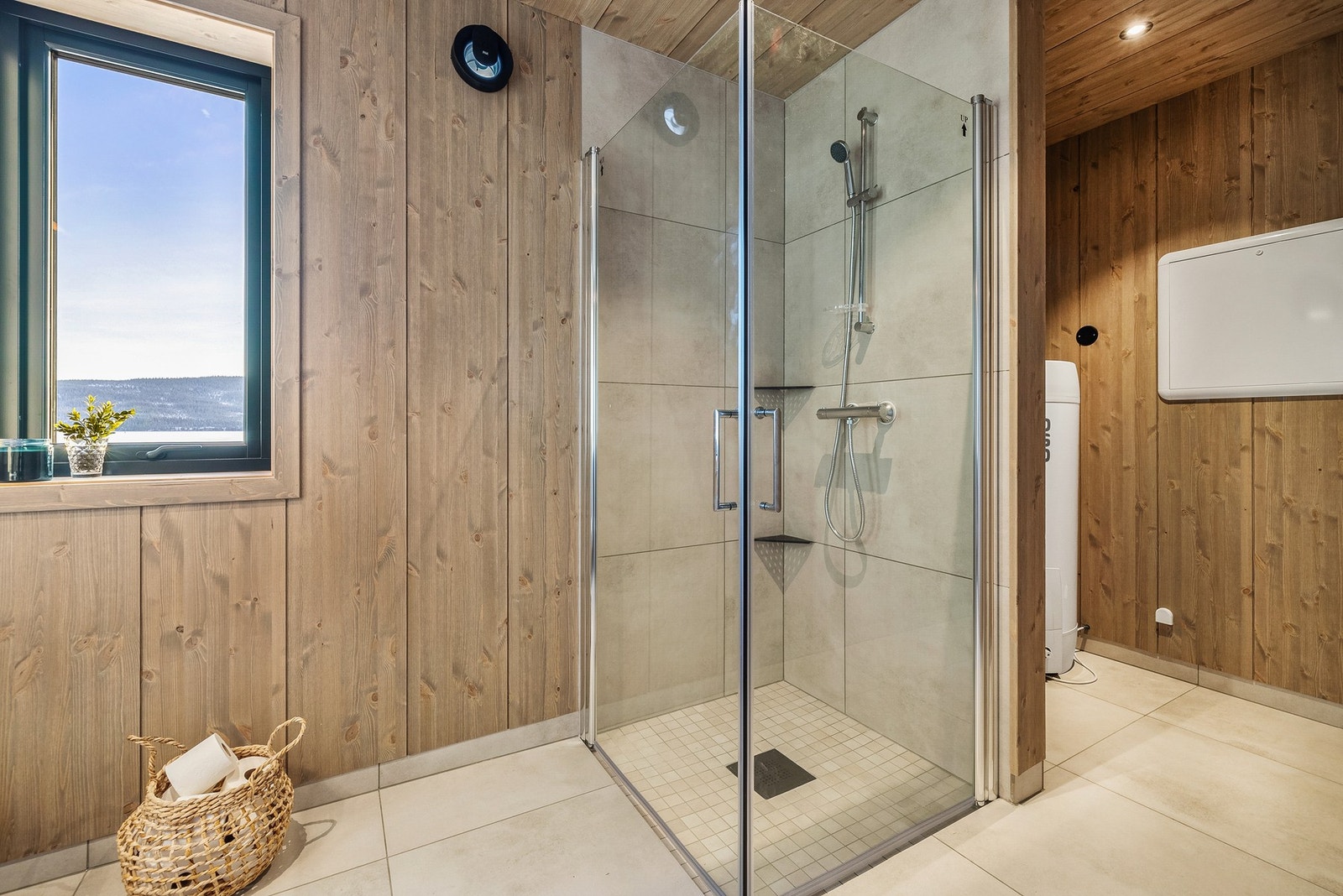 Funksjonelt rom som er kombinert bad- og vaskerom Galleribilde