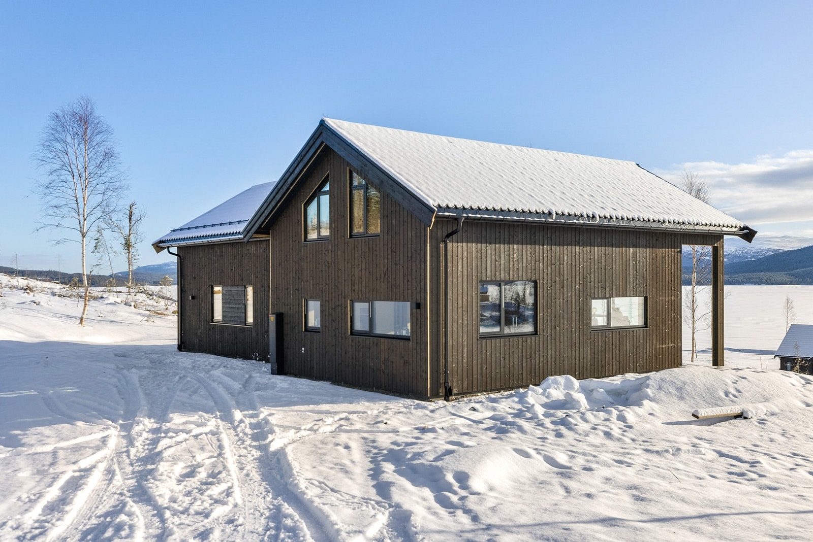 Det er bilveg helt inn til eiendommen Galleribilde