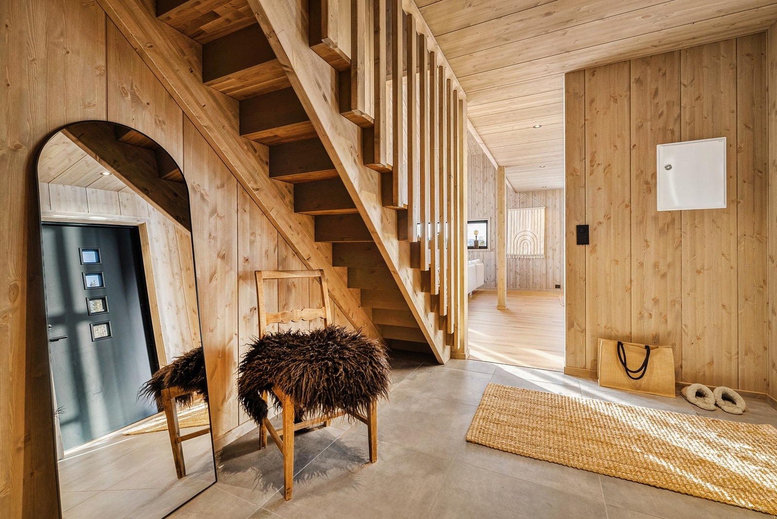 Hytta i sin helhet har funksjonelle løsninger og gode materialvalg Galleribilde