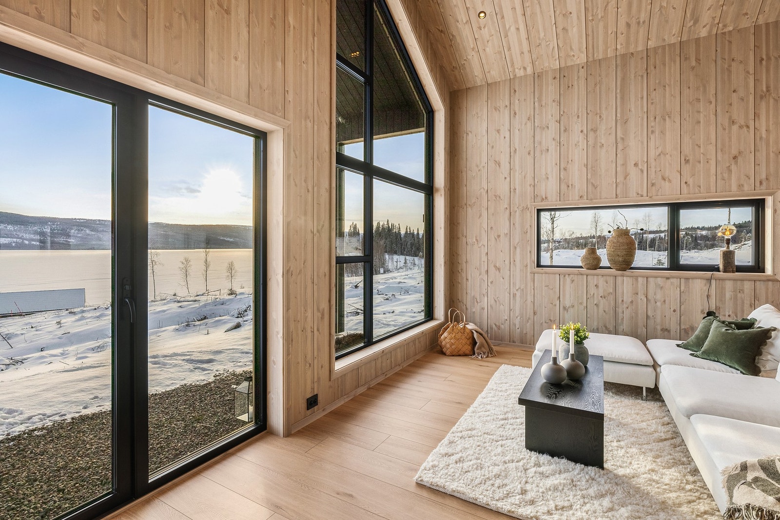 To-fløyet balkongdør med tilkomst ut til fine uteomgivesler Galleribilde