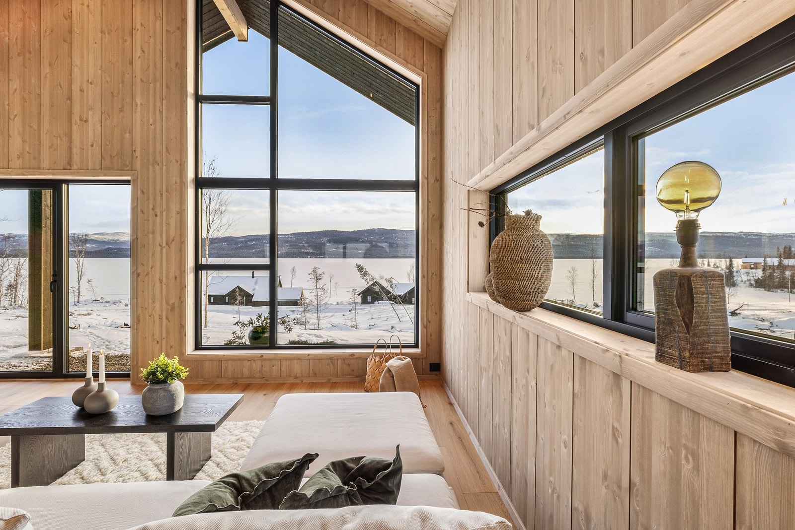 Moderne viundusflater som gir rikelig med lysinnslipp og fremhever utsikten Galleribilde