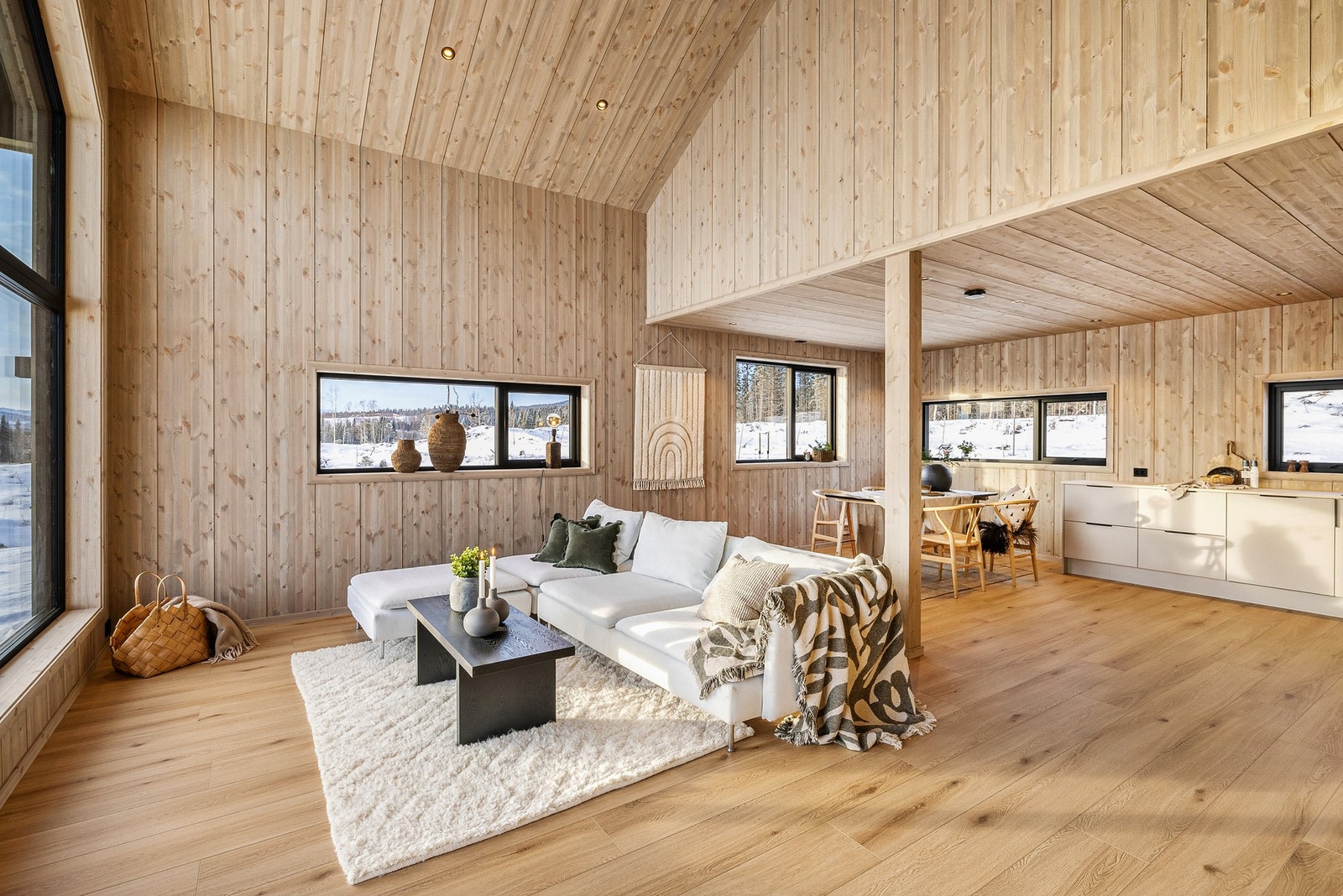 God romfølelse med åpen løsning til stue/kjøkken Galleribilde