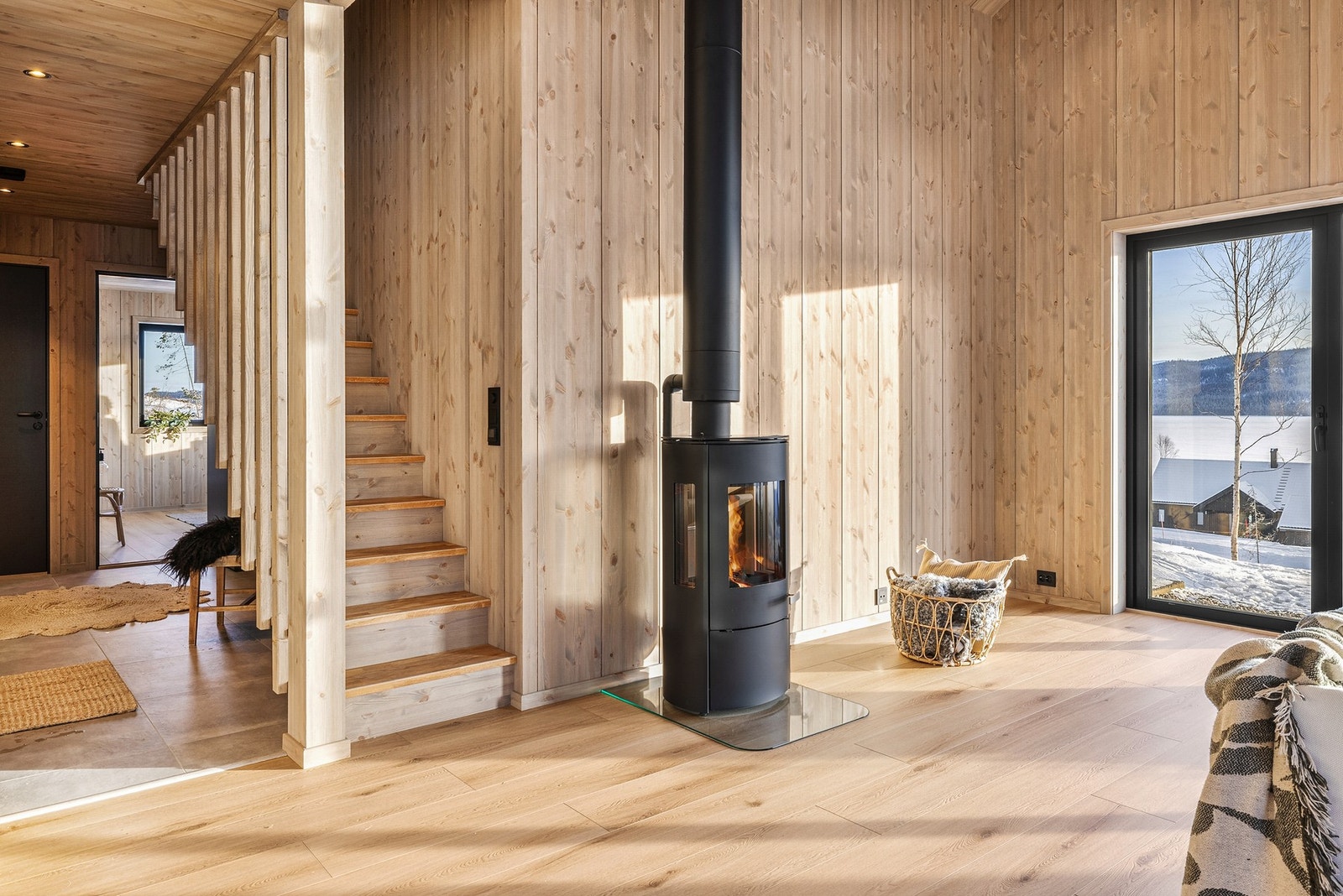 Trappen leder opp til hyttas loftetasje Galleribilde