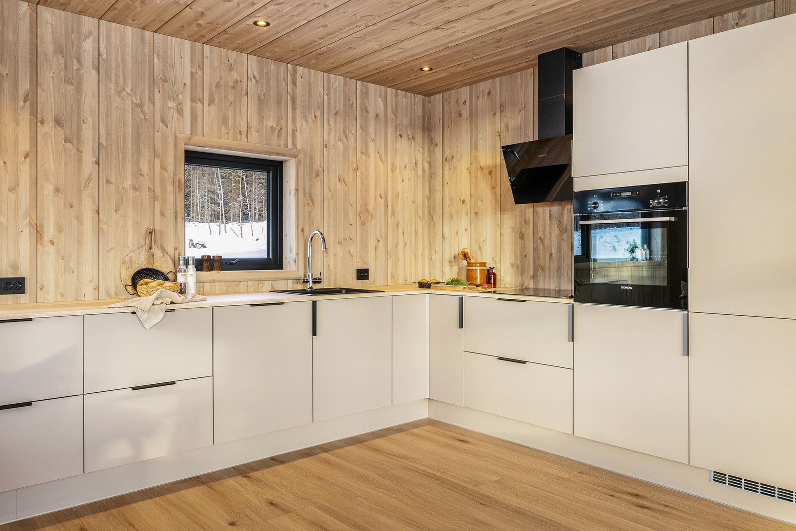 Kjøkkenet er flott utformet med delikate fargetoner Galleribilde