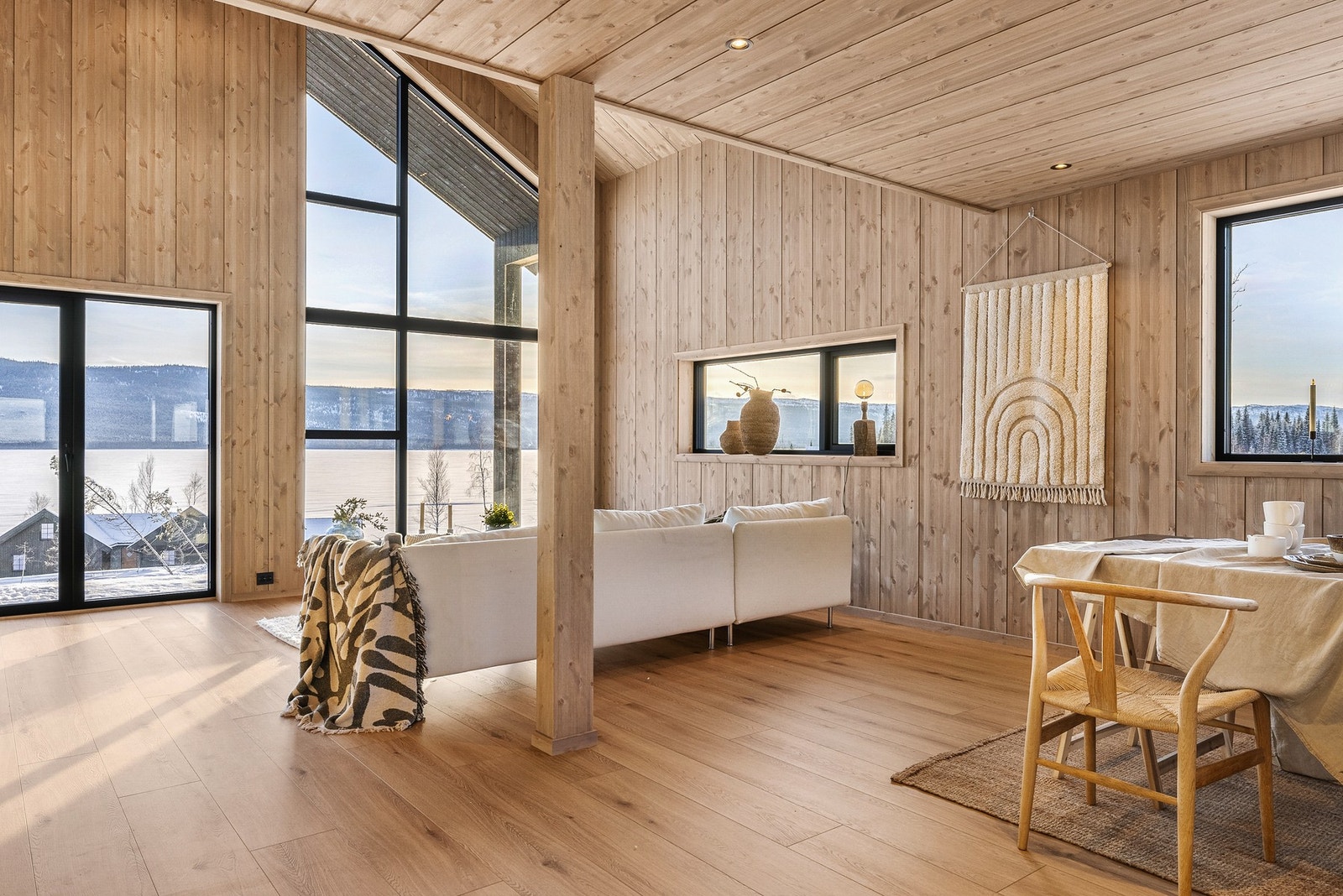 Hytta har en god atmosfære og rikelig med plass til å innrede etter ønske og behov Galleribilde