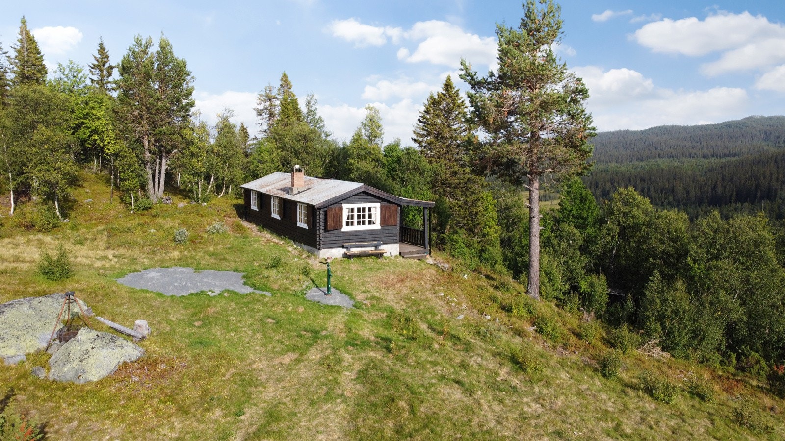 Eiendommen ligger fint til på en stor tomt Galleribilde