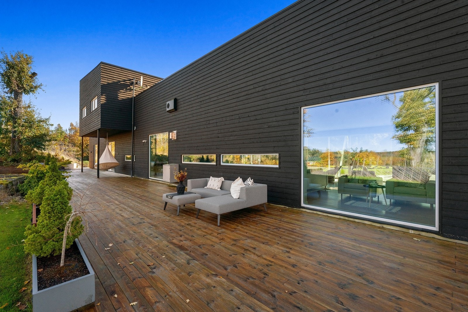 Stor terrasse med ettermiddags- og kveldsol. Adkomst til terrassen via utgangsdør i hall (nordvendt). Galleribilde