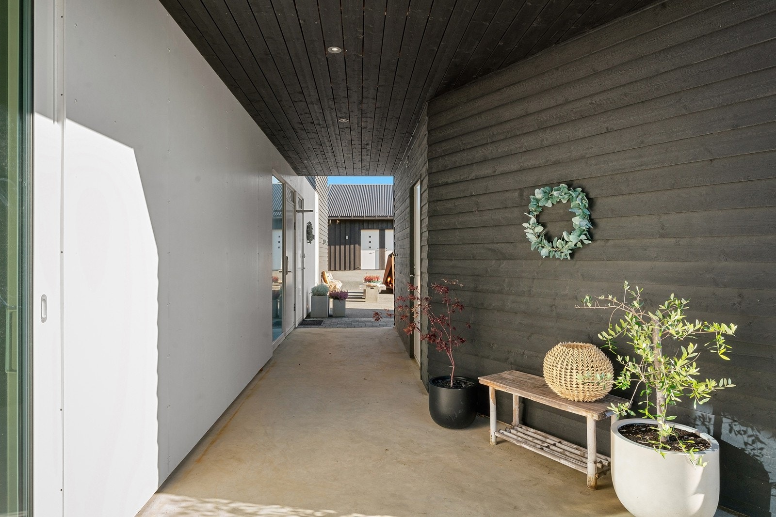 Inngangspartiet med praktisk overbygg mellom hovedhus og garasje. Her kan man gå tørrskodd til og fra garasjen. Galleribilde