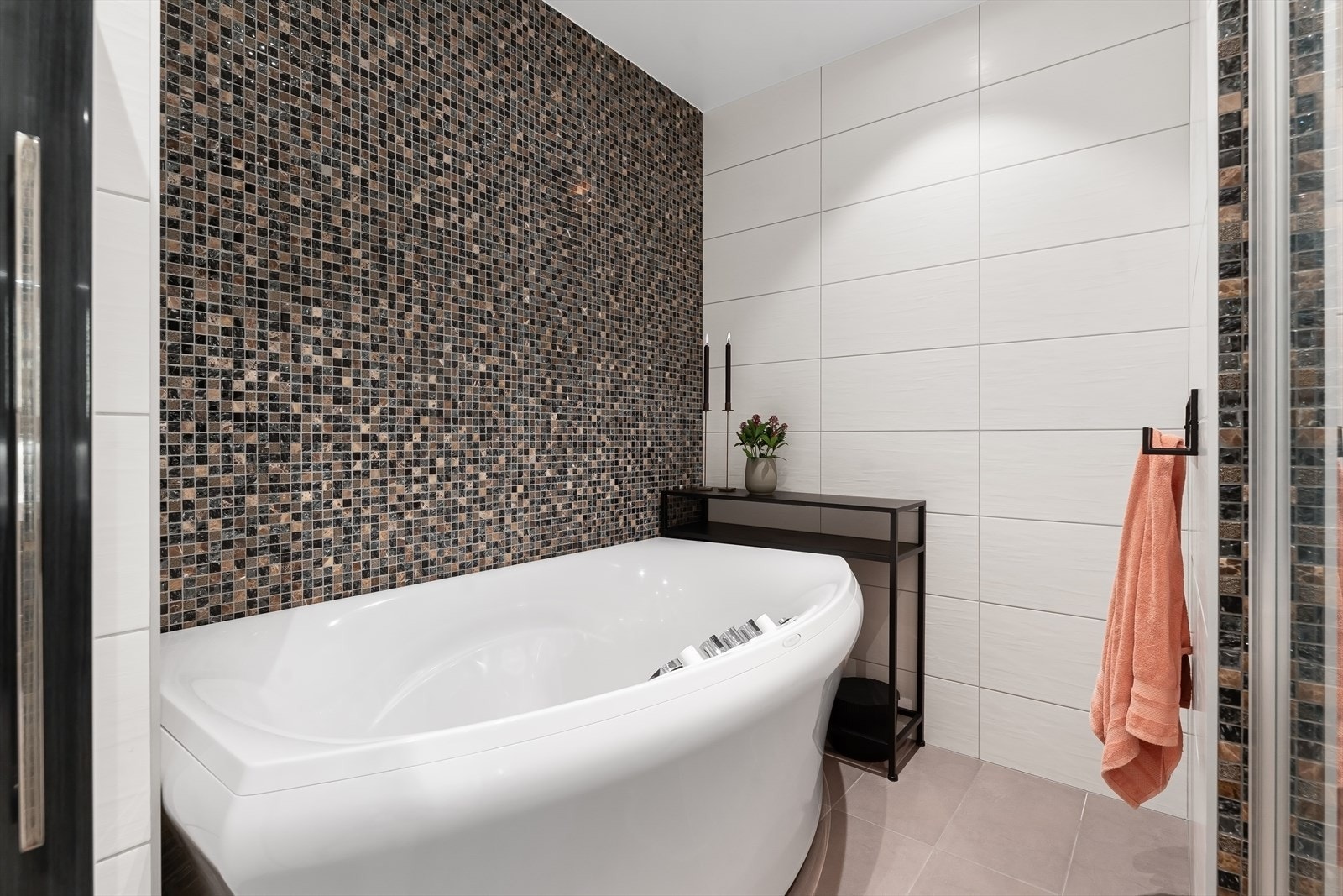 Stort boblebad og dusjhjørne. Galleribilde