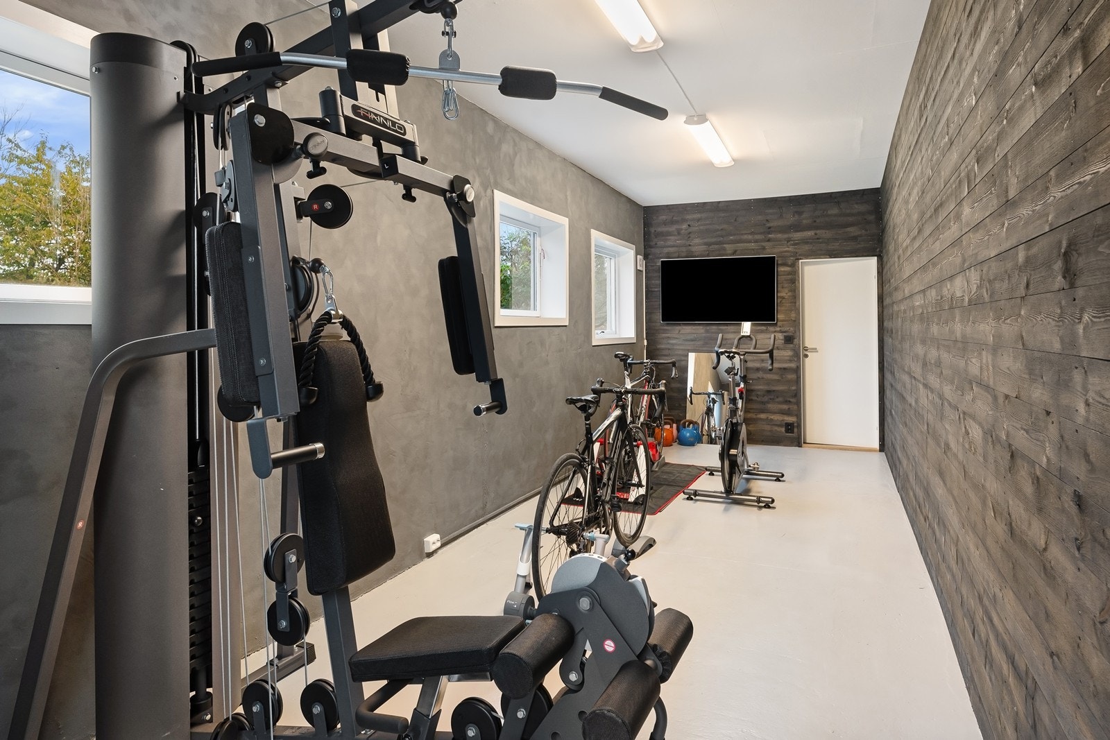 Driftsbygningens nordende er nylig renovert og innredet som treningsrom. Galleribilde