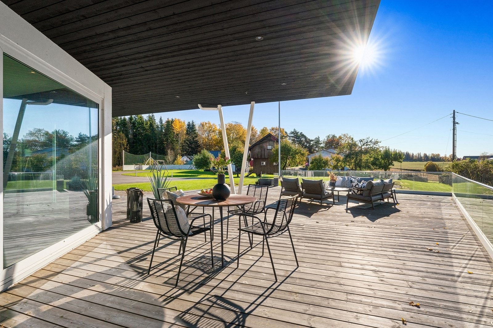 Delvis overbyd terrasse ved boligens endevegg. Galleribilde