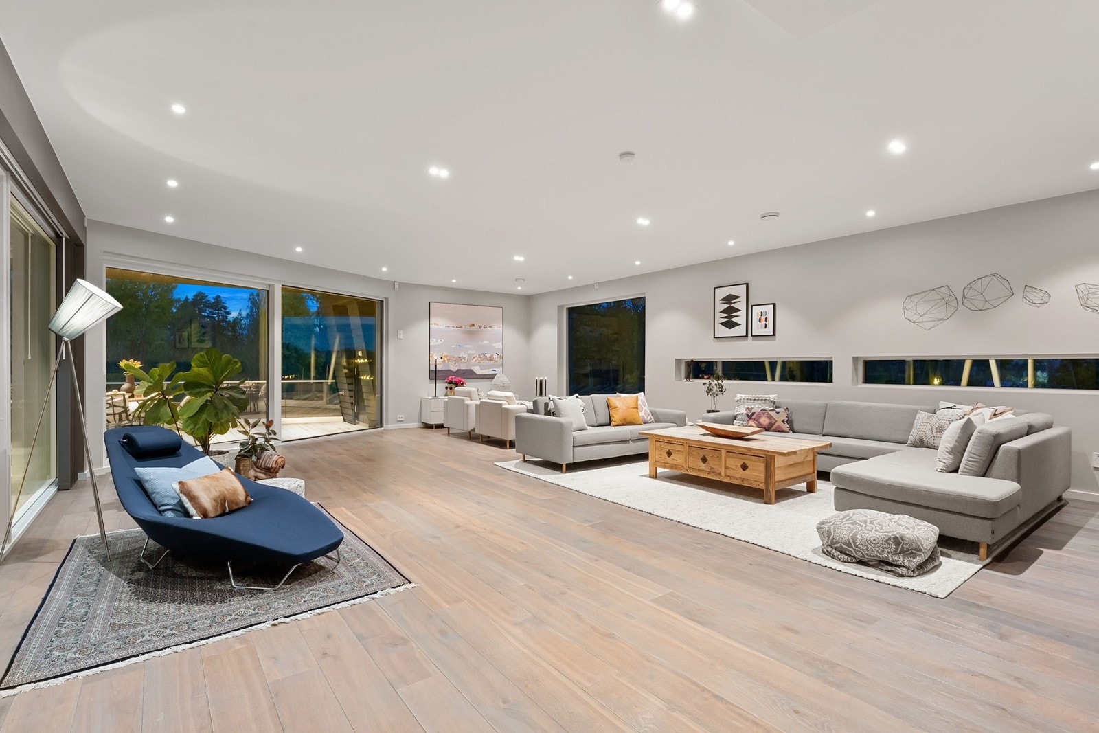 Romslig stue med gode muligheter for å møblere i soner. Galleribilde