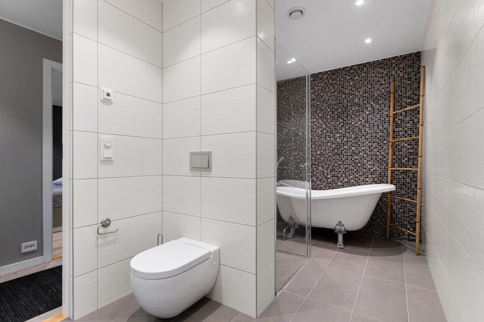 Innholdsrikt bad med dusjhjørne og badekar. Galleribilde