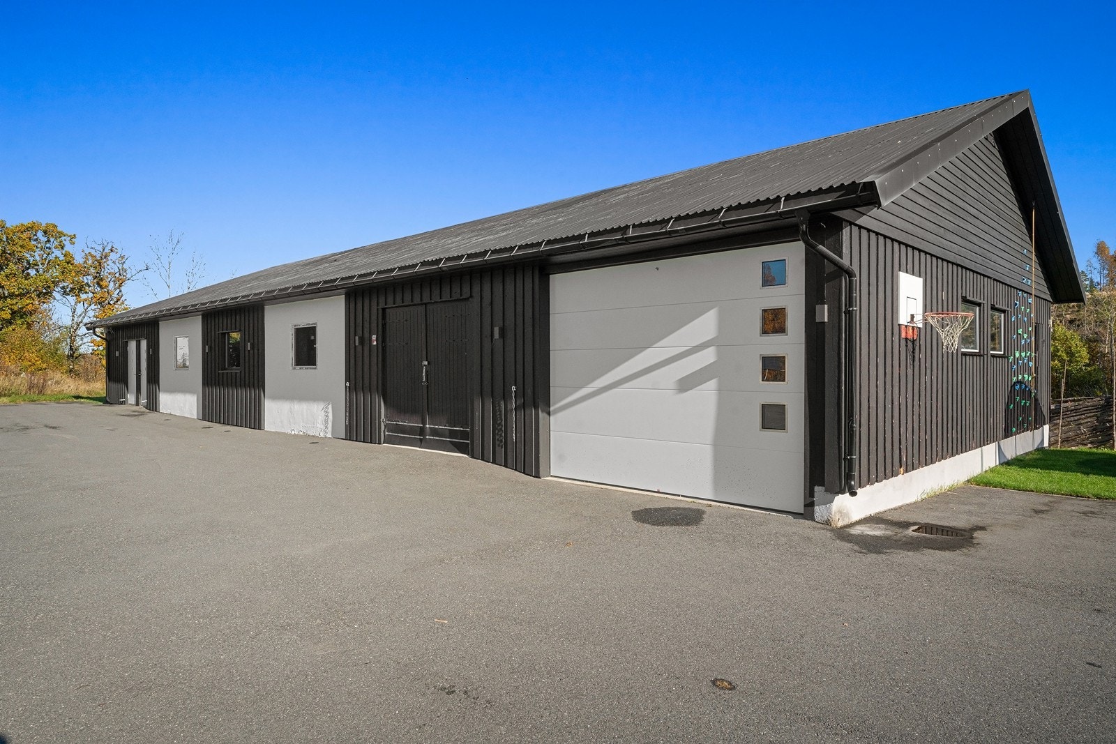 Driftsbygning som av forrige eier ble brukt som stall. Nåværende eier har benyttet stallrommet til garasje. Galleribilde