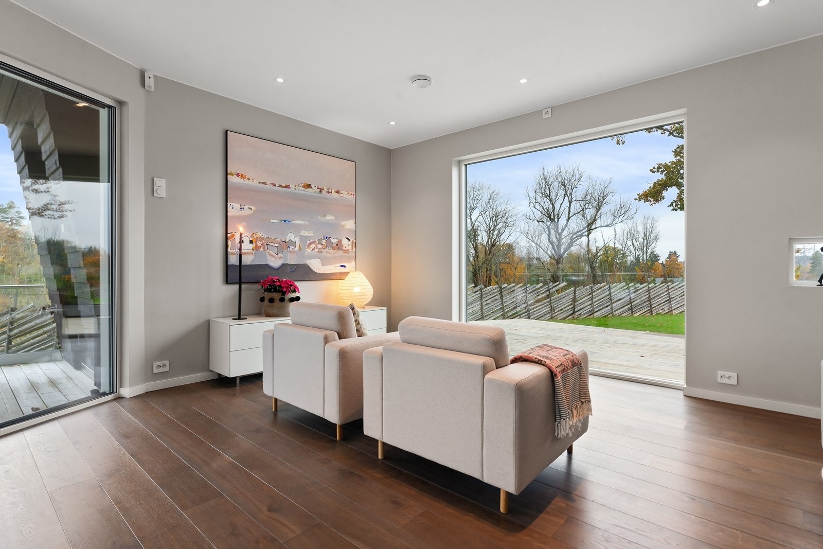 Store vinduer som knytter sammen inne og ute på en fin måte. Galleribilde