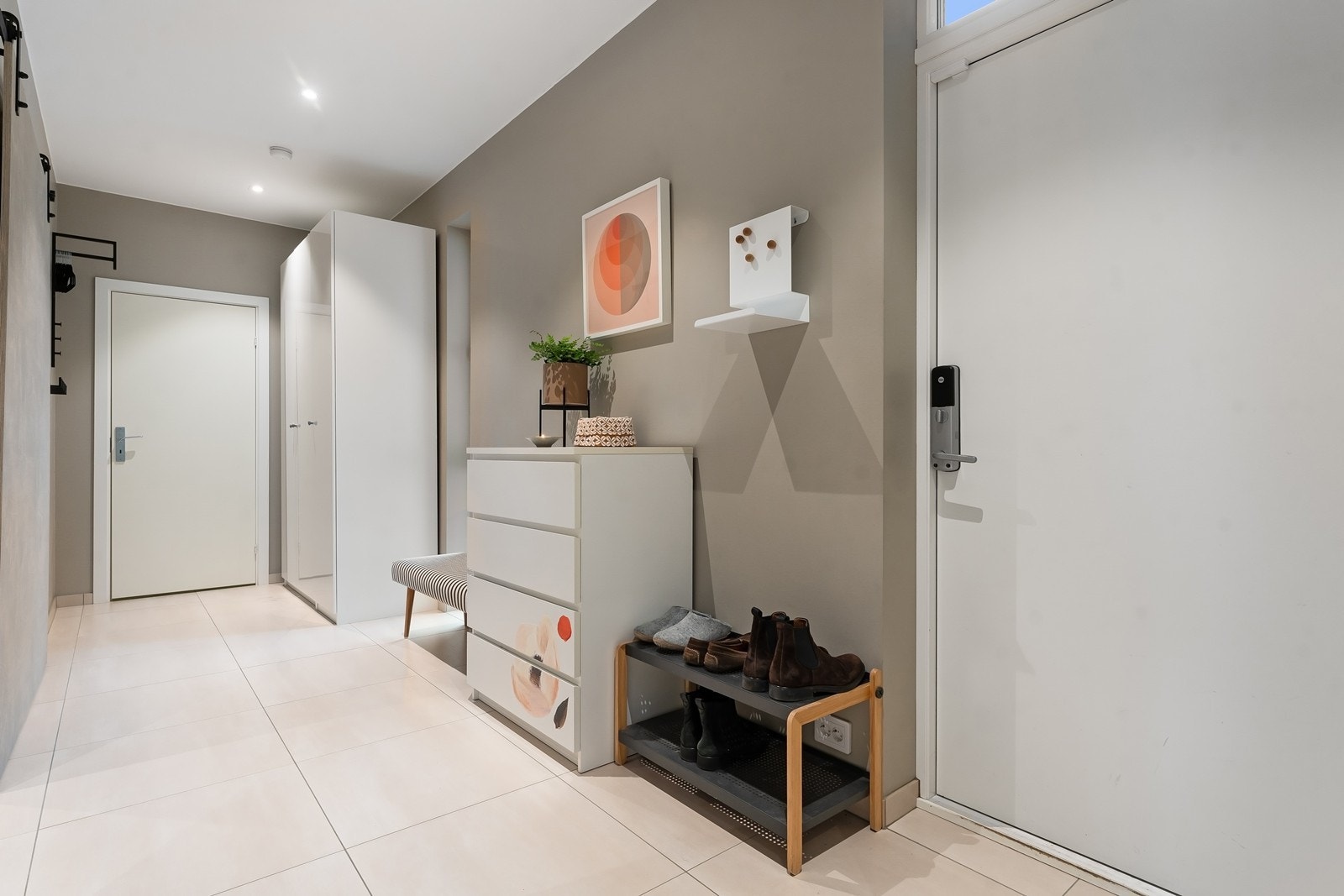 Det er to inngangsdører til boligen. En ved hverdagsinngangen (som vist her) og en ved inngangen til hallen vegg i vegg. Galleribilde