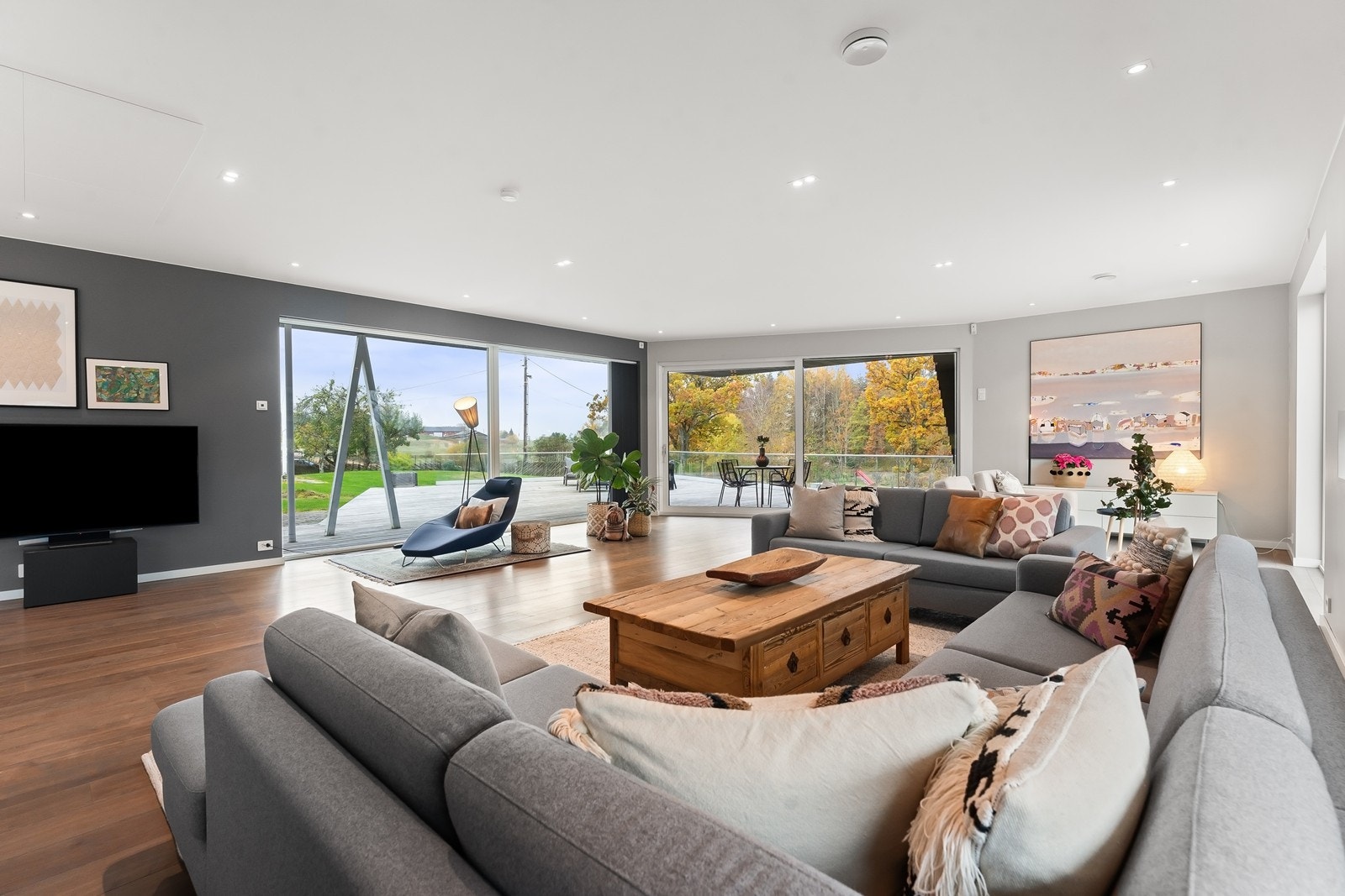 Store vindusflater gir masse naturlig lys, samt fantastisk utsyn til de frodige omgivelsene utenfor. Galleribilde