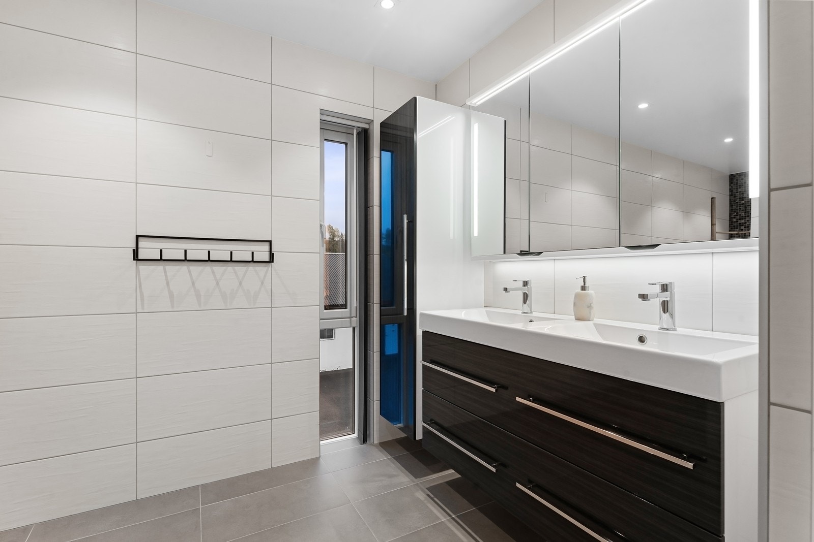 Bad med dobbel servant. Galleribilde