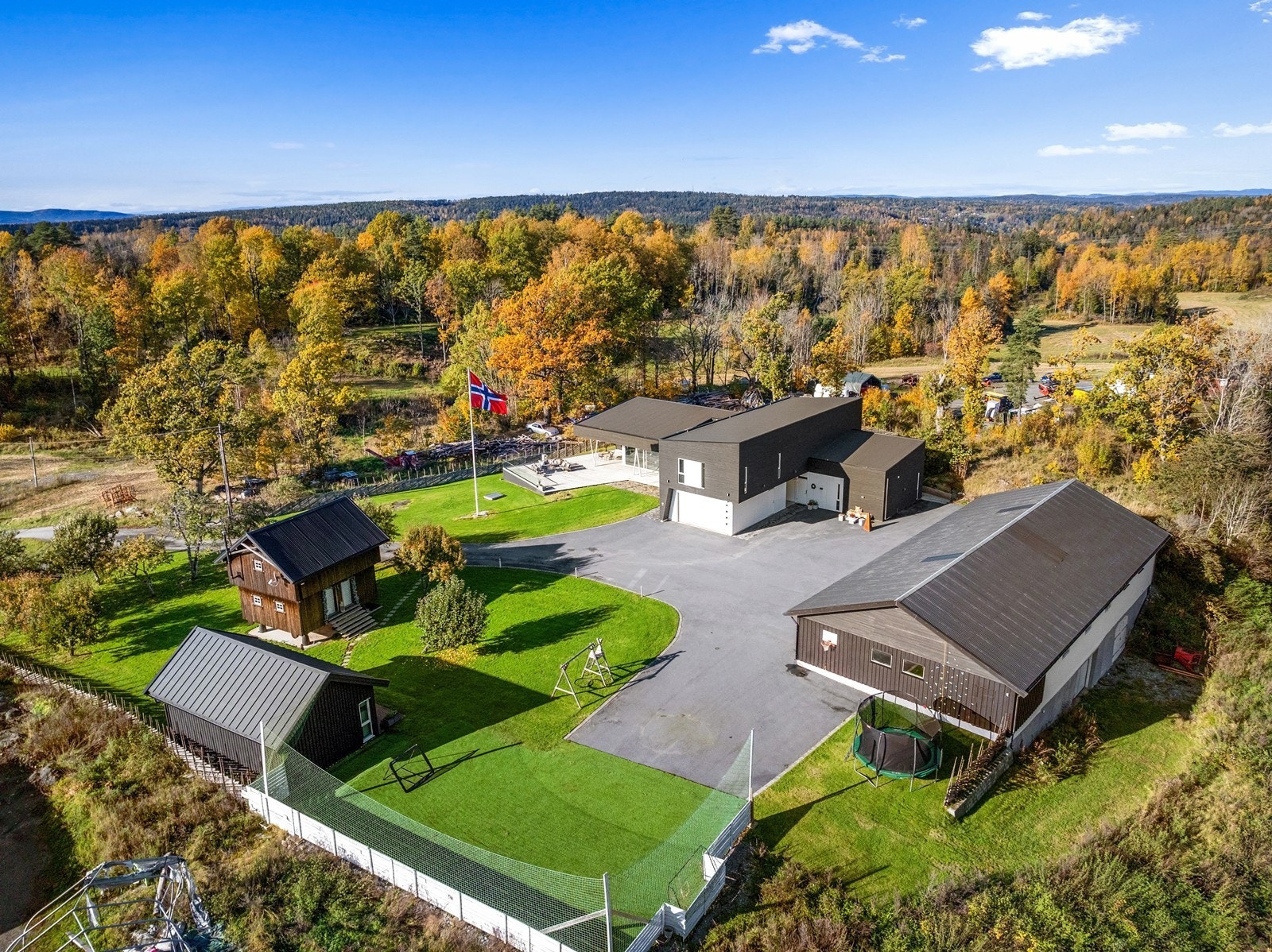 Den store tomten legger til rette for opphold i mange forskjellige soner, og er et eldorado for barn med bl.a. fotballbane, trampoline og klatrevegg i området ved driftsbygningens endevegg Galleribilde