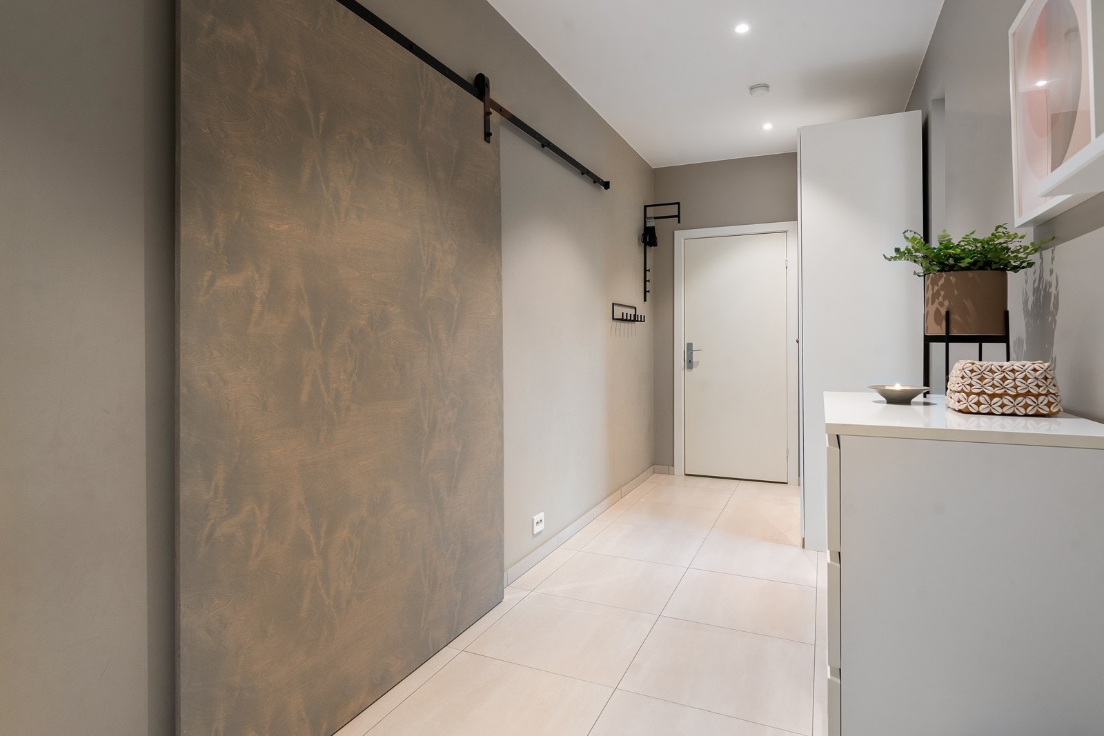 Røff skyvedør skjuler vaskerommet og deler av gang og vaskerom hvis ønskelig. Galleribilde