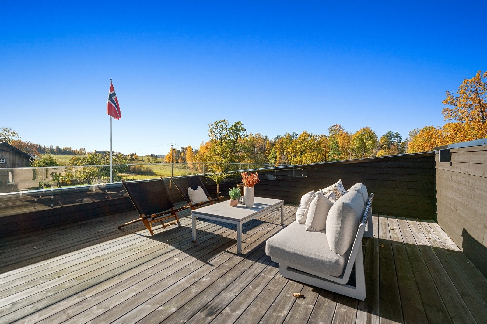 Lun og solrik terrasse med flott utsyn over landskapet øst- og sydover. Galleribilde