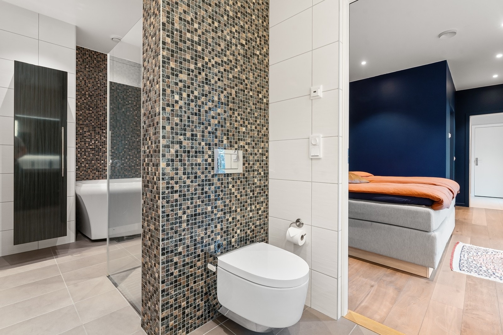 Flott bad med tidløse og moderne fliser. Galleribilde